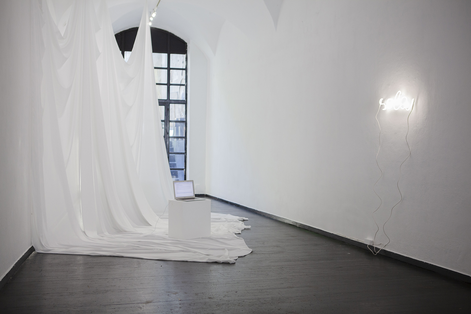 Silvia Bigi, Francesca Alinovi (da Sola), 2023, installazione: chatbot, tessuti, neon, veduta dell’allestimento, Škuc Gallery, Lubiana